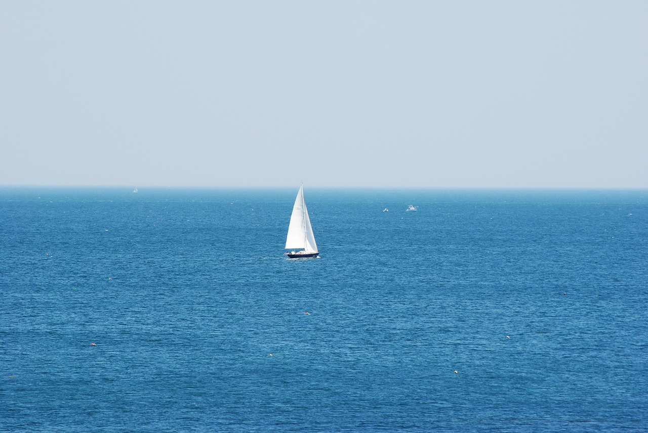 Ein Segelboot auf offener See an einem sonnigen Tag